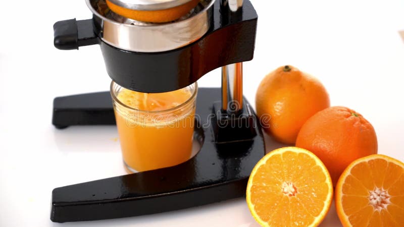 做桔子的新鲜的汁液 股票视频