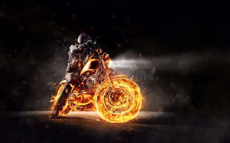 停留在灼烧的摩托车的黑暗的motorbiker,分离在blac 免版税库存照片 停留在灼烧的摩托车的黑暗的motorbiker,分离在blac 免版税库存照片