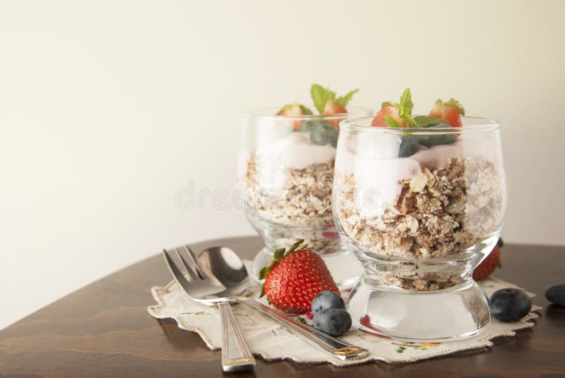 健康早餐,燕麦膳食用果子:bluebery、strawbery和分钟,冷甜点在土气背景的两块玻璃中 健康的食物 免版税库存照片 健康早餐,燕麦膳食用果子:bluebery、strawbery和分钟,冷甜点在土气背景的两块玻璃中 健康的食物 免版税库存照片