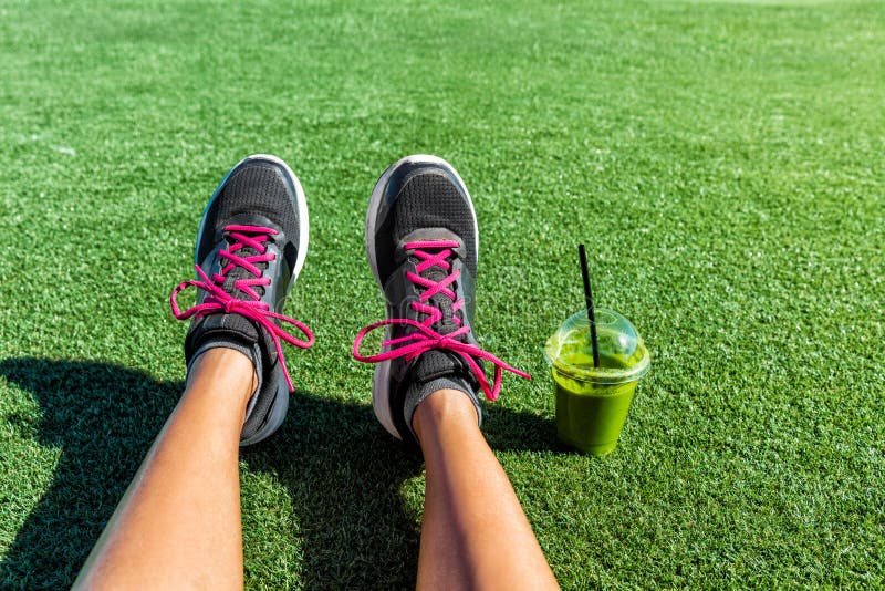 健康生活方式绿色圆滑的人赛跑者脚selfie