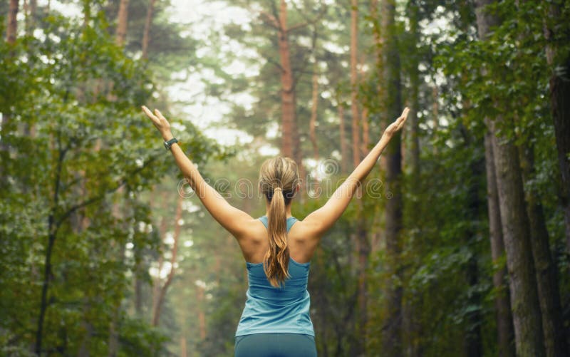 健康生活方式健身运动的妇女及早在森林区域