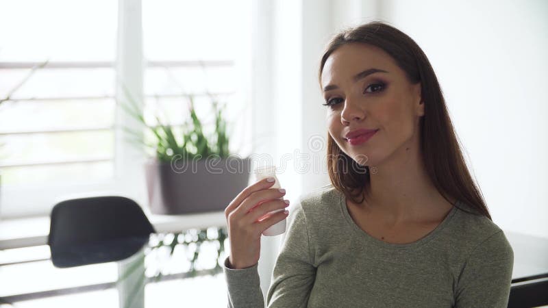 健康饮料 喝自然酸奶的美丽的妇女