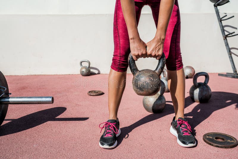 健身健身房女子举重kettlebell重量 图库摄影