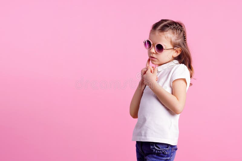 偶然7 y O 女性在桃红色背景的桃红色圆的太阳镜 库存图片