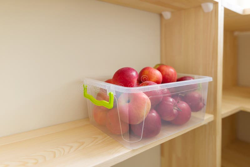 储藏食品，橱柜里的木架，装着苹果容器