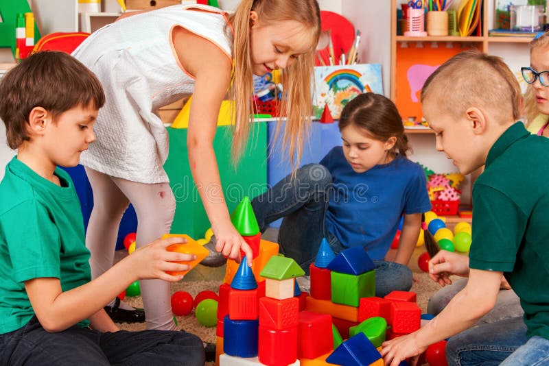 儿童积木在幼儿园 演奏玩具地板的小组孩子