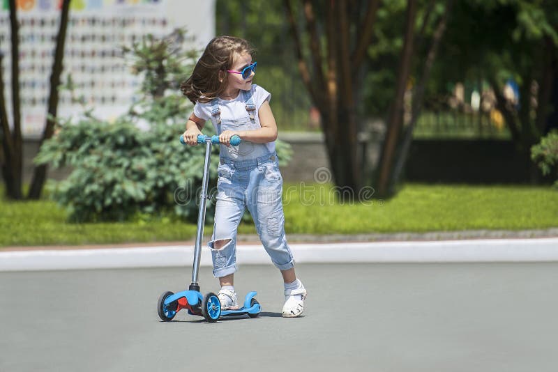 儿童骑马滑行车 在五颜六色的反撞力委员会的孩子 孩子的活跃室外乐趣 学龄前孩子的夏天体育 免版税库存照片 儿童骑马滑行车 在五颜六色的反撞力委员会的孩子 孩子的活跃室外乐趣 学龄前孩子的夏天体育 免版税库存照片