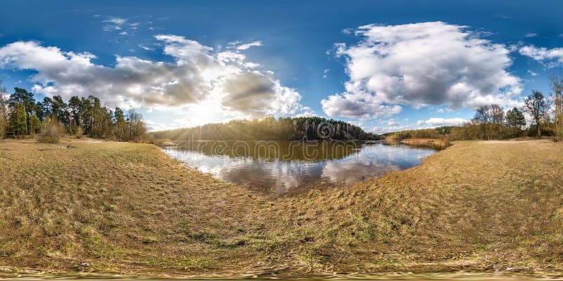 充分的无缝的球状全景360度在宽河neman岸的角度图在与美丽的云彩的晚上 免版税图库摄影 充分的无缝的球状全景360度在宽河neman岸的角度图在与美丽的云彩的晚上 免版税图库摄影