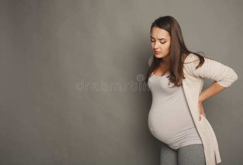 充满收缩或背部疼痛的孕妇 免版税库存图片