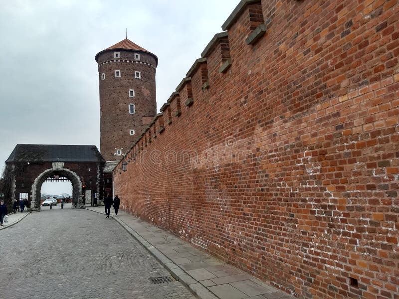 克拉科夫/波兰- 2018年3月23日：向瓦维尔山城堡的路 城堡的塔和墙壁