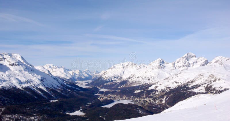 全景冬天与峰顶和湖的山风景在圣盛生附近在背景中 图库摄影