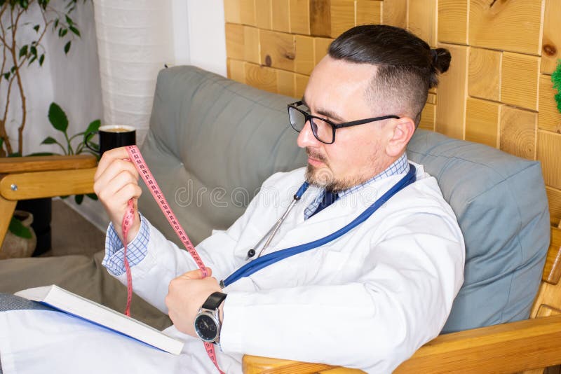 全科医生或营养师手持卷尺，准备测量腹围 免版税库存照片