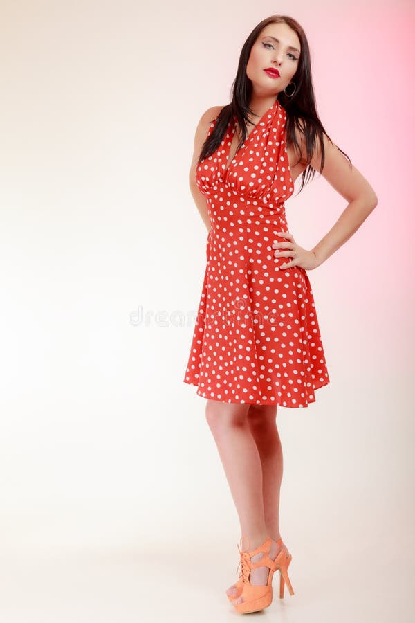 全长减速火箭的红色礼服的画报女孩深色的妇女 葡萄酒 库存照片 全长减速火箭的红色礼服的画报女孩深色的妇女 葡萄酒 库存照片