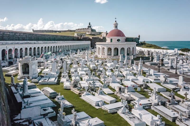 公墓和El Morro城堡由海在圣胡安，波多黎各