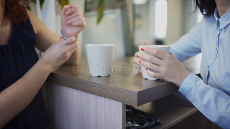 关闭喝在办公室里面的两名办公室工作者的手茶
