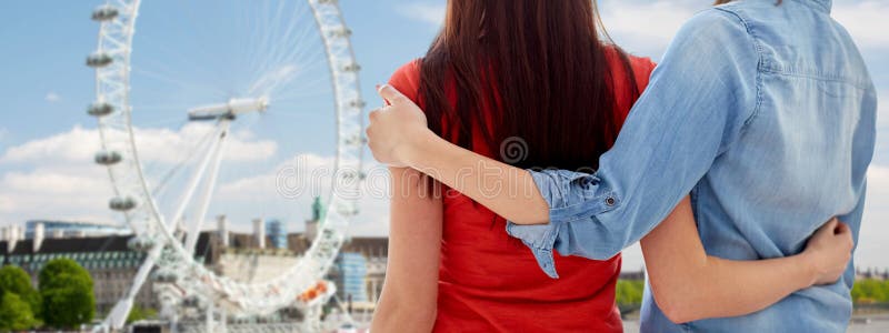 关闭在伦敦眼睛的愉快的女同性恋的夫妇 库存照片 关闭在伦敦眼睛的愉快的女同性恋的夫妇 库存照片