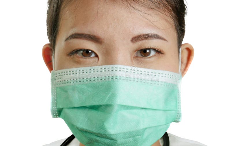 关闭年轻可爱和确信的亚裔中药医生妇女被隔绝的画象防护面膜的和 免版税库存照片 关闭年轻可爱和确信的亚裔中药医生妇女被隔绝的画象防护面膜的和 免版税库存照片
