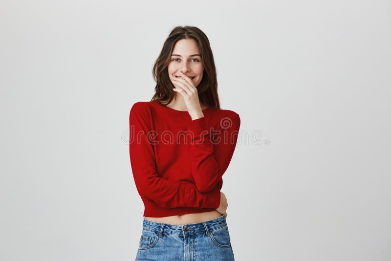 关闭微笑快乐的年轻人相当欧洲的女孩在红顶和牛仔布牛仔裤,衣物画象有长的头发的 库存图片 关闭微笑快乐的年轻人相当欧洲的女孩在红顶和牛仔布牛仔裤,衣物画象有长的头发的 库存图片