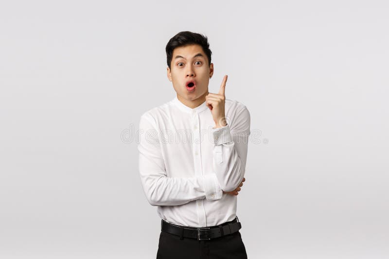 兴奋,着迷的亚洲商人找到了解决方案,有了绝妙的想法,在尤里卡竖起食指,做了手势 库存照片 兴奋,着迷的亚洲商人找到了解决方案,有了绝妙的想法,在尤里卡竖起食指,做了手势 库存照片