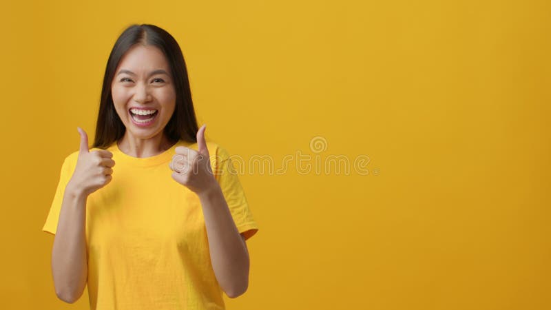 兴奋的中国女人指指指点，指着指尖的黄色背景