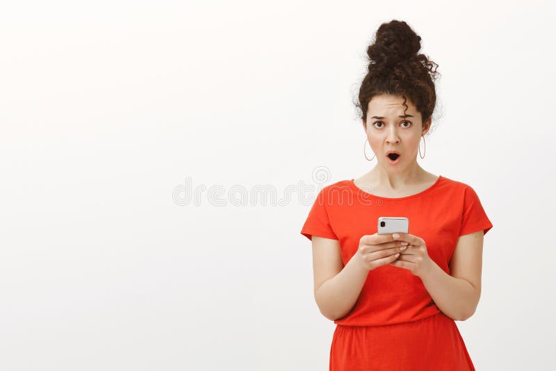 写这则消息的Wtf 震惊生气的迷人的女性女孩画象红色礼服的,滴下的下颌从 库存照片 写这则消息的Wtf 震惊生气的迷人的女性女孩画象红色礼服的,滴下的下颌从 库存照片