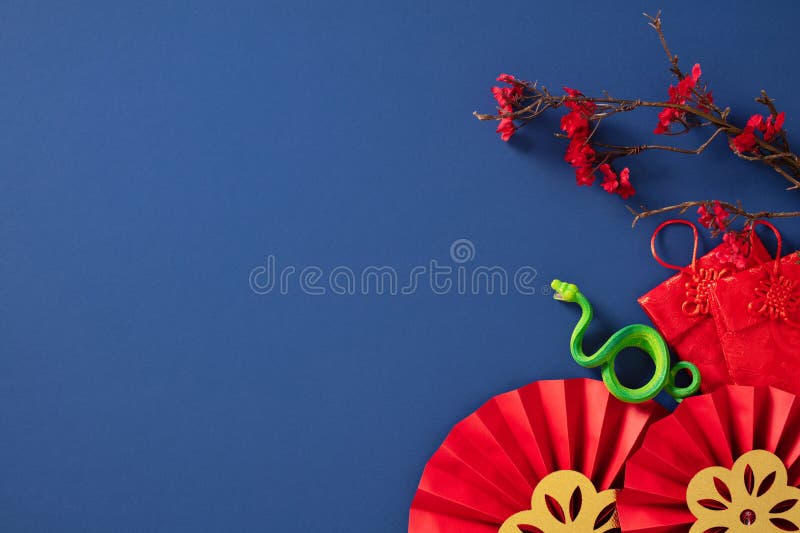 农历新年背景. 蓝色背景中的折叠纸扇樱和绿蛇. 库存照片
