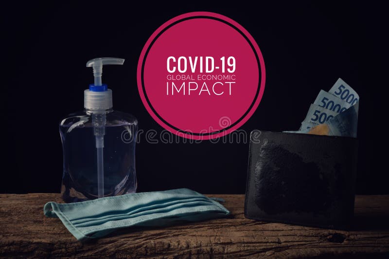 冠状病毒经济影响概念背景 全球大流行病covid-19爆发后昂贵的口罩和洗手液 免版税图库摄影 冠状病毒经济影响概念背景 全球大流行病covid-19爆发后昂贵的口罩和洗手液 免版税图库摄影