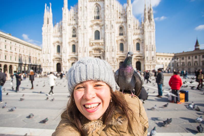 冬季旅行、假期和鸟概念-有做在前面的滑稽的鸽子的年轻愉快的妇女游人selfie照片 库存照片 冬季旅行、假期和鸟概念-有做在前面的滑稽的鸽子的年轻愉快的妇女游人selfie照片 库存照片