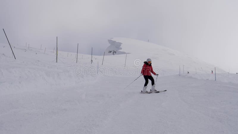 冬季雪山滑雪时，滑雪者在自由滑雪的山坡上滑雪