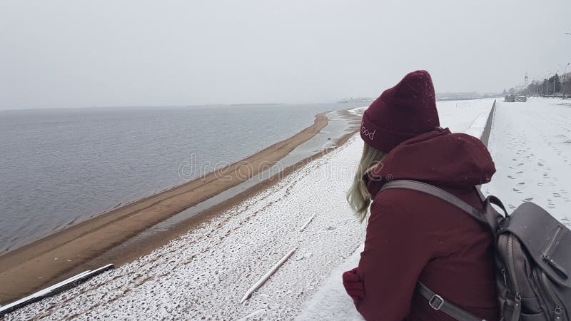 冬日情绪概念 冬雪天气中寻找灰色河水的孤女 库存照片 冬日情绪概念 冬雪天气中寻找灰色河水的孤女 库存照片