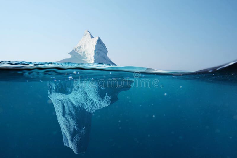 冰山在海洋有在水下的一个看法 透明的水 暗藏的危险和全球性变暖概念