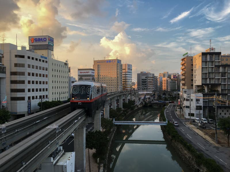 冲绳岛单轨铁路车:Yui路轨(晚上) 库存图片 冲绳岛单轨铁路车:Yui路轨(晚上) 库存图片