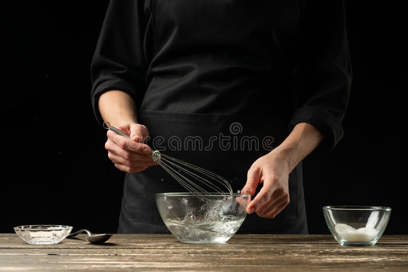 准备发酵面团,在黑暗的背景的贝克 面包店概念和面团准备 库存照片 准备发酵面团,在黑暗的背景的贝克 面包店概念和面团准备 库存照片