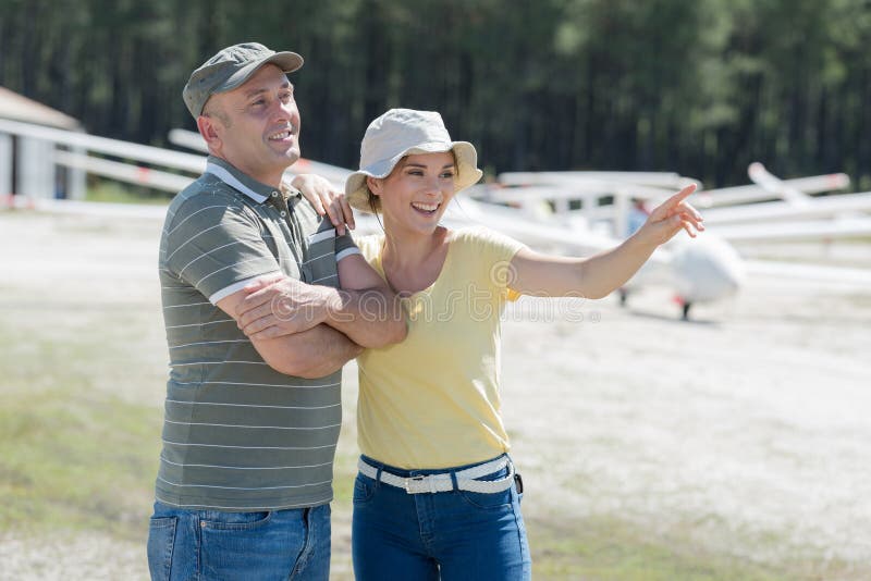 准备在私人飞机上起飞的夫妇 库存图片