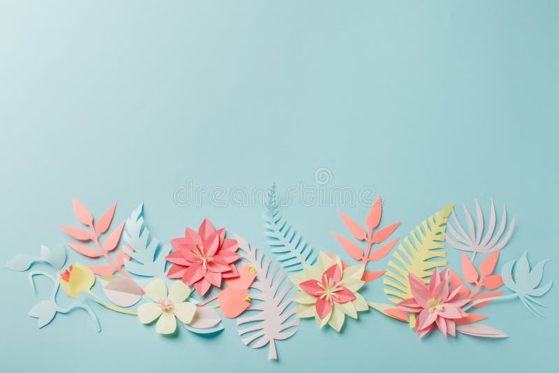 减弱的声音的颜色五颜六色的花构成-手工制造papercraft花和叶子在淡色蓝色背景,sprin,夏天,复活节 免版税库存图片 减弱的声音的颜色五颜六色的花构成-手工制造papercraft花和叶子在淡色蓝色背景,sprin,夏天,复活节 免版税库存图片