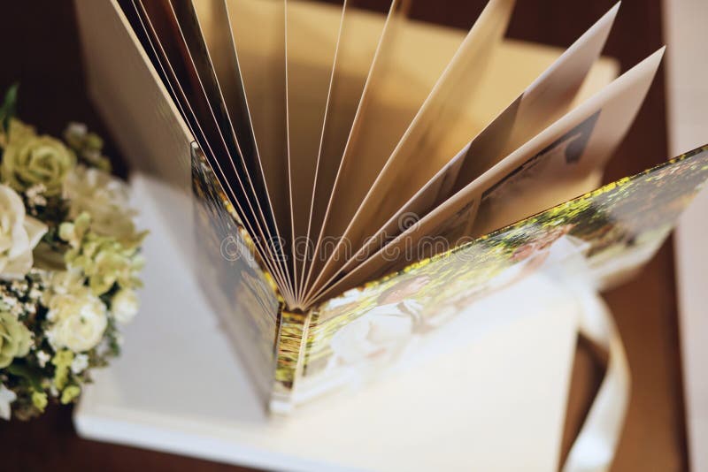几页的婚礼photobook 免版税库存图片
