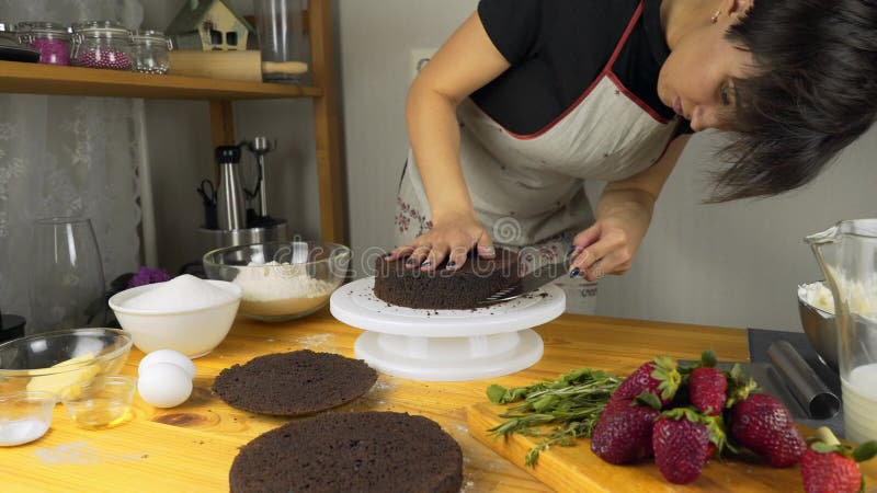 切开在层数的蛋糕 做巧克力夹心蛋糕 系列