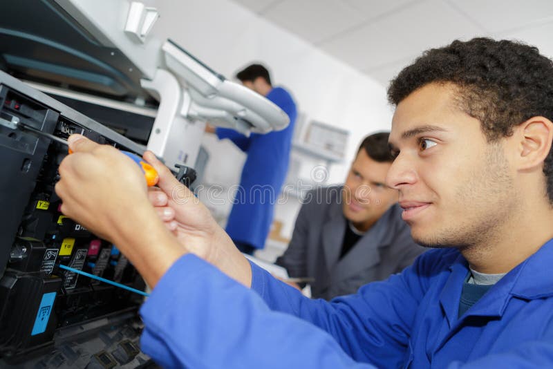 年轻男子正在剪裁印刷品 库存照片