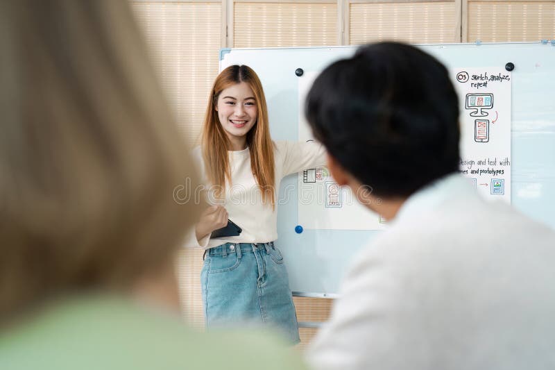 利用白板和数字设备在现代办公环境中进行ux ui设计项目的创意团队协作 库存照片