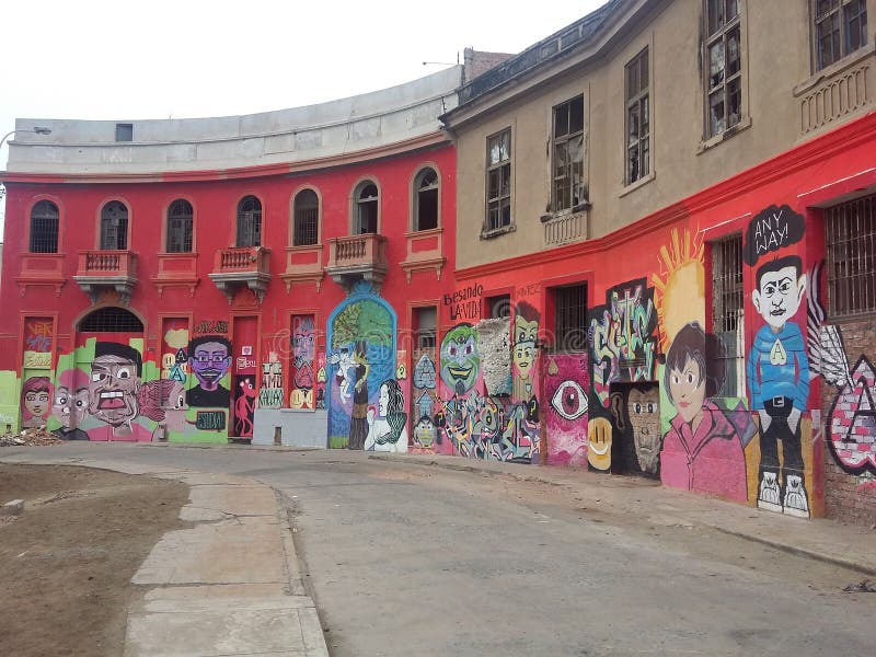利马城墙上的五颜六色涂鸦. 秘鲁