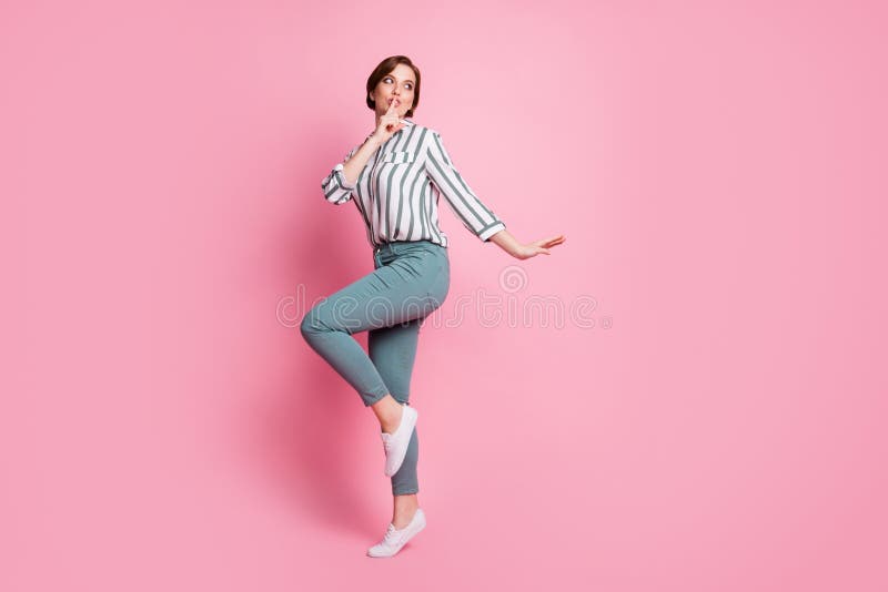 别说，这是秘密 偷腥女旅行男友全身照片要求不要共享私人新奇外观复制空间 免版税库存图片