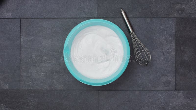 制作新鲜的覆盆子和生奶油甜点 股票视频