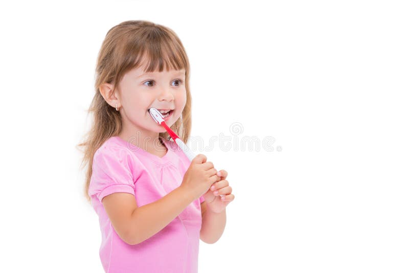 刷她的牙的桃红色T恤杉的特写镜头画象逗人喜爱的女孩三岁小孩隔绝在白色背景 库存图片 刷她的牙的桃红色T恤杉的特写镜头画象逗人喜爱的女孩三岁小孩隔绝在白色背景 库存图片