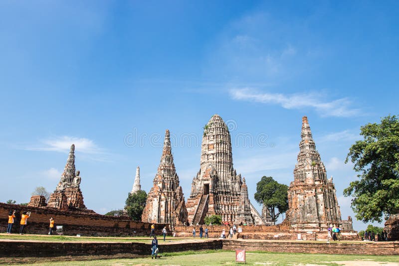 前往Wat Chaiwatthanaram寺的旅游是大城城最令人印象深刻的寺庙之一