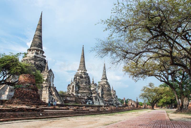 前往泰国参观联合国教科文组织世界遗产大城历史公园Wat Phra Si Sanphet寺庙的旅游