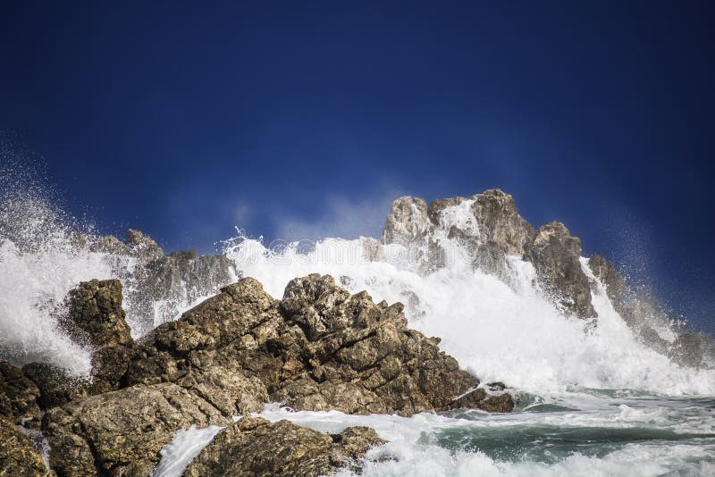 剧烈的大风雨如磐的碰撞的波浪飞溅 Kleinmond,西开普省,南非 图库摄影 剧烈的大风雨如磐的碰撞的波浪飞溅 Kleinmond,西开普省,南非 图库摄影