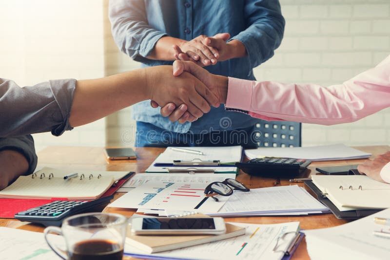 办公室工作,握手的Businessmans的企业和财务概念在会议室在见面以后 免版税库存照片 办公室工作,握手的Businessmans的企业和财务概念在会议室在见面以后 免版税库存照片