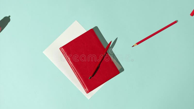 办公室的桌面，配备笔记本和笔和铅笔. 向量例证