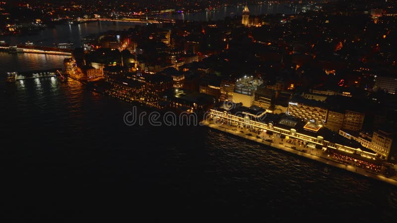 加拉塔波特光线滨的高视角观. 大都市的夜景. 伊斯坦布尔