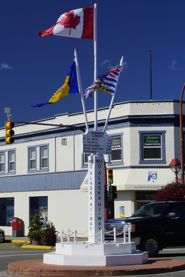 阿拉斯加公路“Mile 0”路标，位于加拿大道森克里克 库存照片